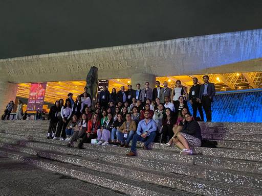 Jóvenes con el premio “Padre de la Patria”, carta de presentación de la Universidad Michoacana