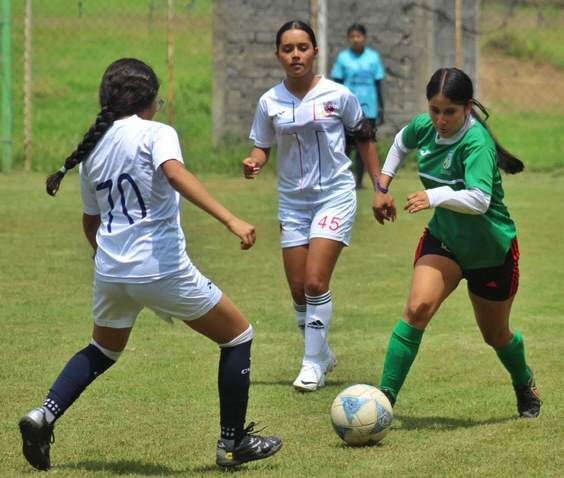 Nacho Campos promueve el futbol femenil
