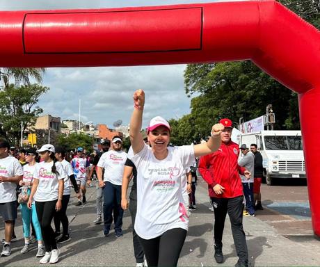 “Carrera Rosa” de Adriana Hernández reúne a mil 500 personas contra el cáncer de mama en La Piedad