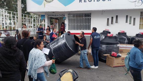 Entrega Hugo Servín a familias cerca de 500 paquetes de calentadores