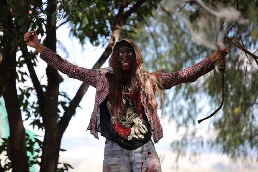 En puerta, desfile de los muertos vivientes “Zombie Walk”