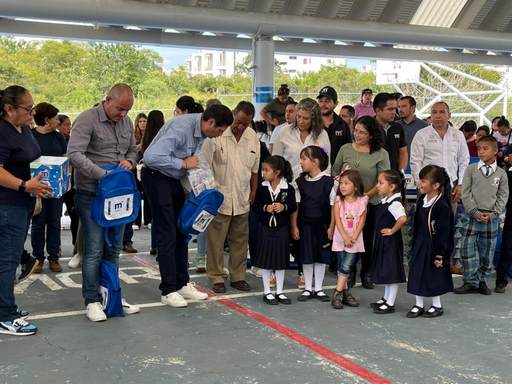 Entrega AMA apoyos municipales a familias de Villas del Pedregal