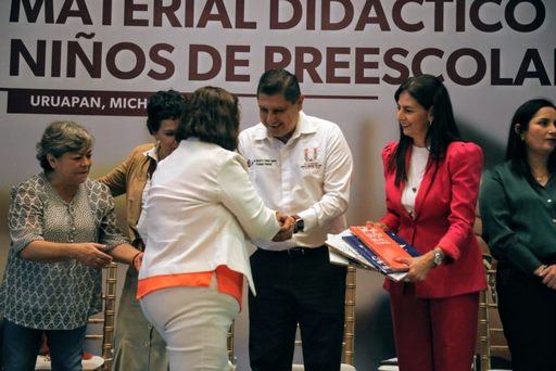 Entregan Nacho Campos y Gaby Molina material didáctico por 6.5 mdp