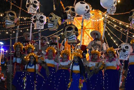 Más de 18 mil personas le dan vida al Festival de Cempasúchil en Uruapan