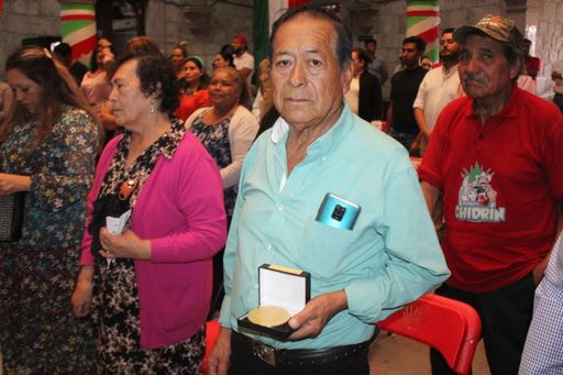 Entrega Bladimir González presea Beatriz de Castillejo en Tarímbaro