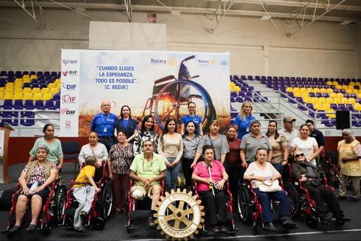 Realizan DIF municipal y Club Rotario segunda entrega de sillas de ruedas