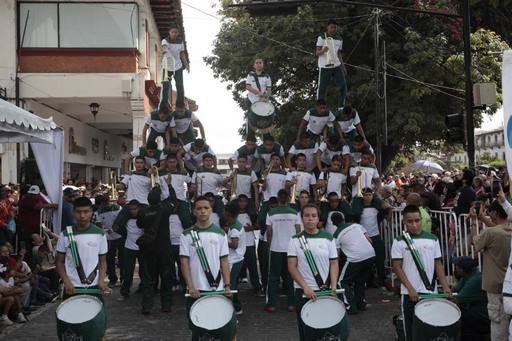 Desfile por el 113 aniversario de la Revolución Mexicana une a los uruapenses