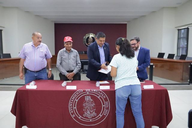 Entrega Nacho Campos 80 escrituras a habitantes de Pedregal de San Miguel