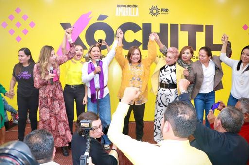 PRD entrega constancia a Xóchitl Gálvez como precandidata a la Presidencia de la República