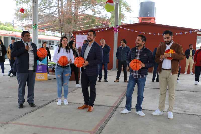 Estudiantes de secundaria cierran año con tenis nuevos de Jalo a Estudiar