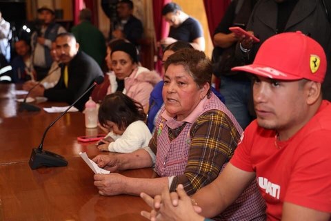 Alfonso Martínez entrega apoyos económicos a locatarios del Mercado Revolución