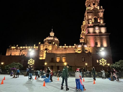 Gran éxito y diversión ha presentado la Pista de Hielo