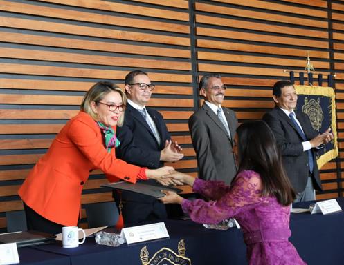 Convoca rectora a egresadas y egresados a ser buenos ciudadanos