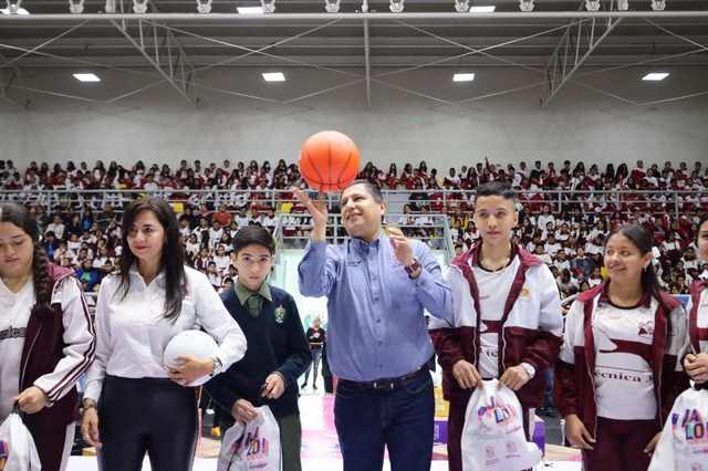 Entregan Nacho Campos y Gabriela Molina 12 mil pares de tenis a alumnos de secundaria