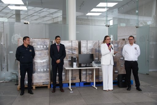 Respaldo histórico a facultades de la UMSNH; entrega rectora 436 computadoras
