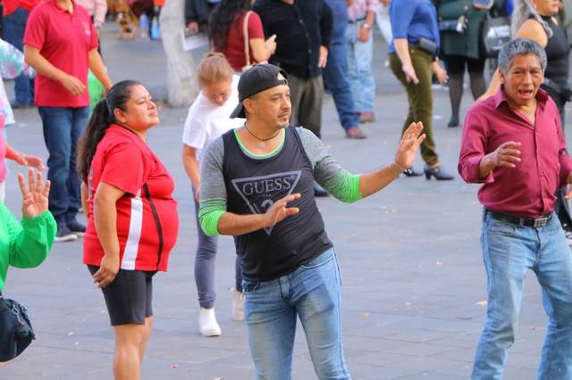 Gran ambiente se vivió durante el Baile de Salón en Familia