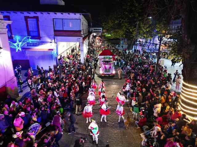 La octava Caravana Navideña 2023 atrae a más de 70 mil uruapenses