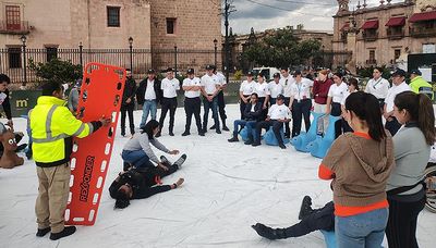 Capacitan a personal de Policía Morelia para atender a personas en pista de hielo en caso de accidente