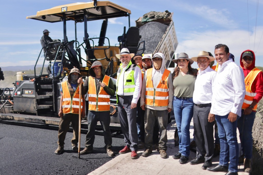 Supervisa Bedolla obra de rehabilitación carretera en región Ciénega