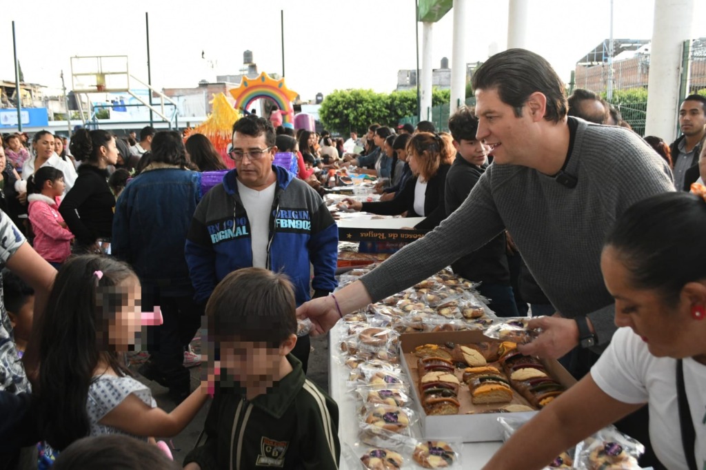 Celebra Alfonso Martínez, Día de Reyes con niñas y niños del Norte de Morelia