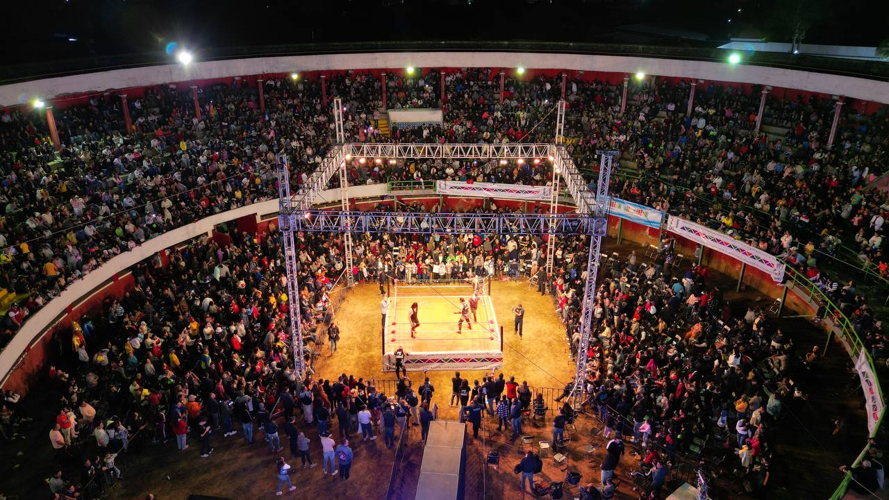 Función estelar de lucha libre reúne a más de 8 mil uruapenses