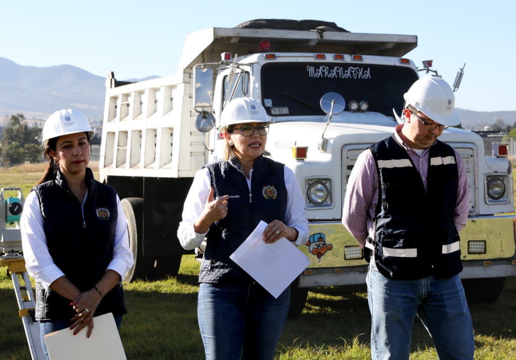 Histórico, rectora da banderazo para la construcción de la Alberca Olímpica en la UMSNH
