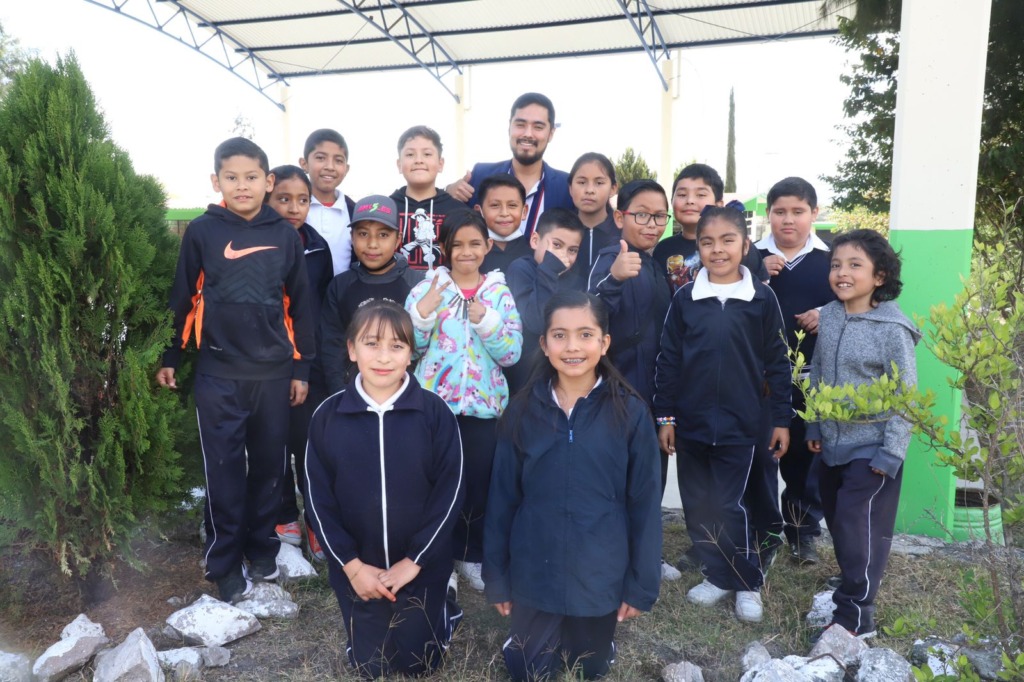 Alan Rodrigo, el profe normalista que pone en alto a Michoacán