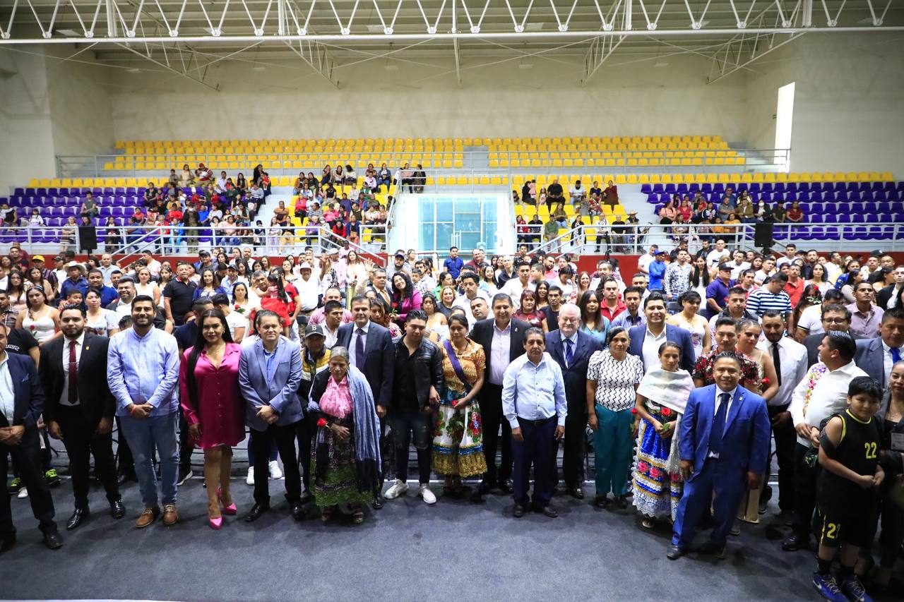 Acompaña Nacho Campos a 150 parejas que se unieron en matrimonio civil