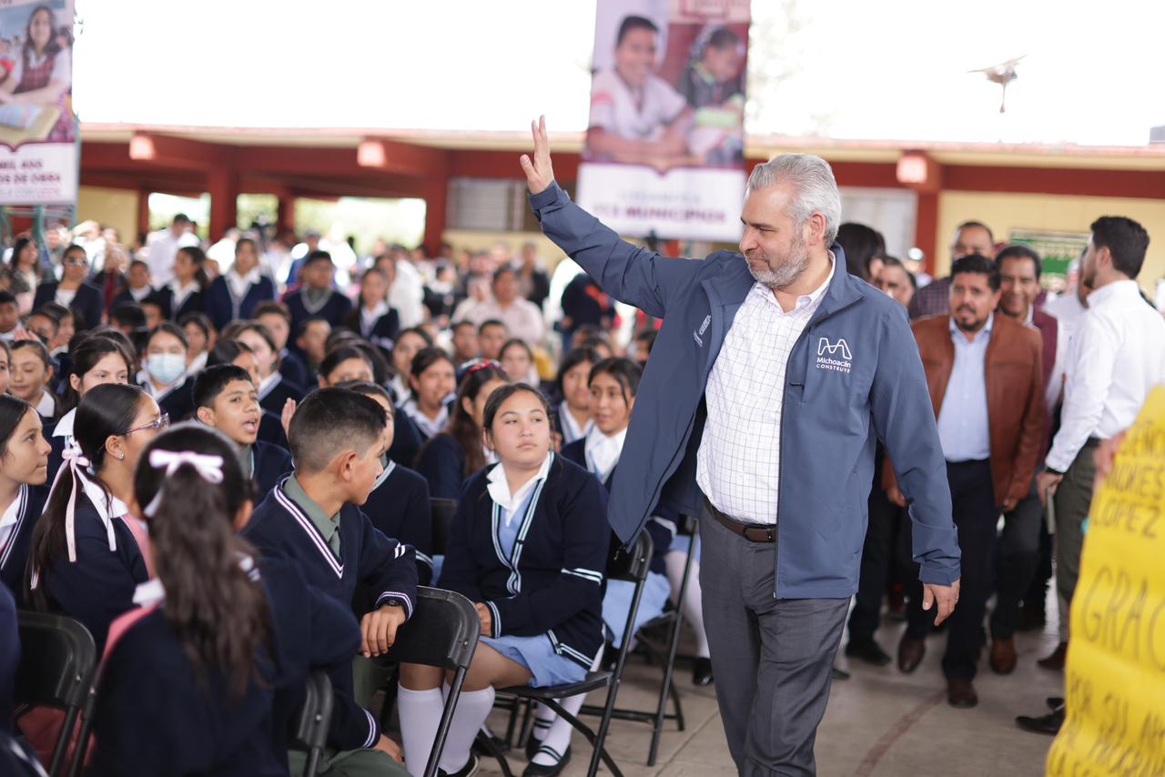 Entrega Bedolla apoyos de La Escuela es Nuestra para 16 mil estudiantes del Oriente