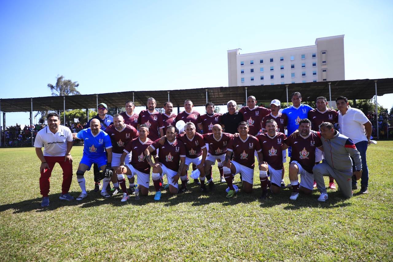 Gran fiesta futbolera en partido de Leyendas en Uruapan
