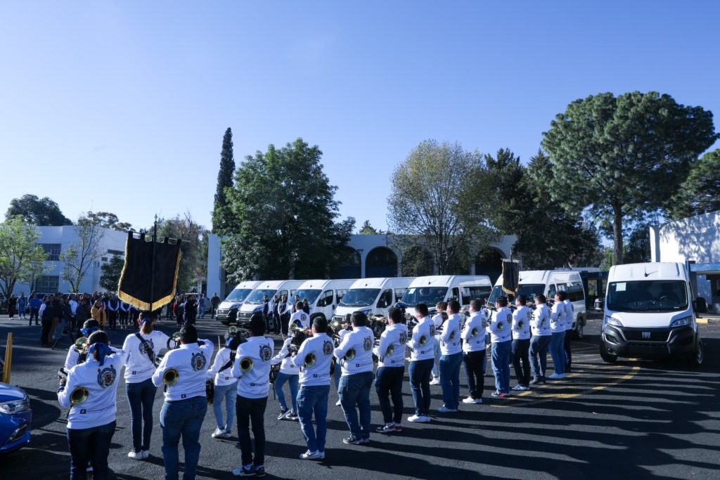 Equipan a la UMSNH con siete camionetas que mejorarán la movilidad de las y los nicolaitas
