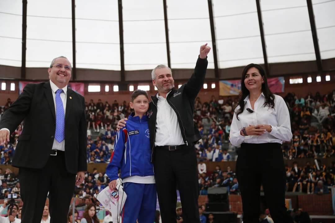 Michoacán va por buen camino con entrega de 200 mil tenis de Jalo a Estudiar: SEE