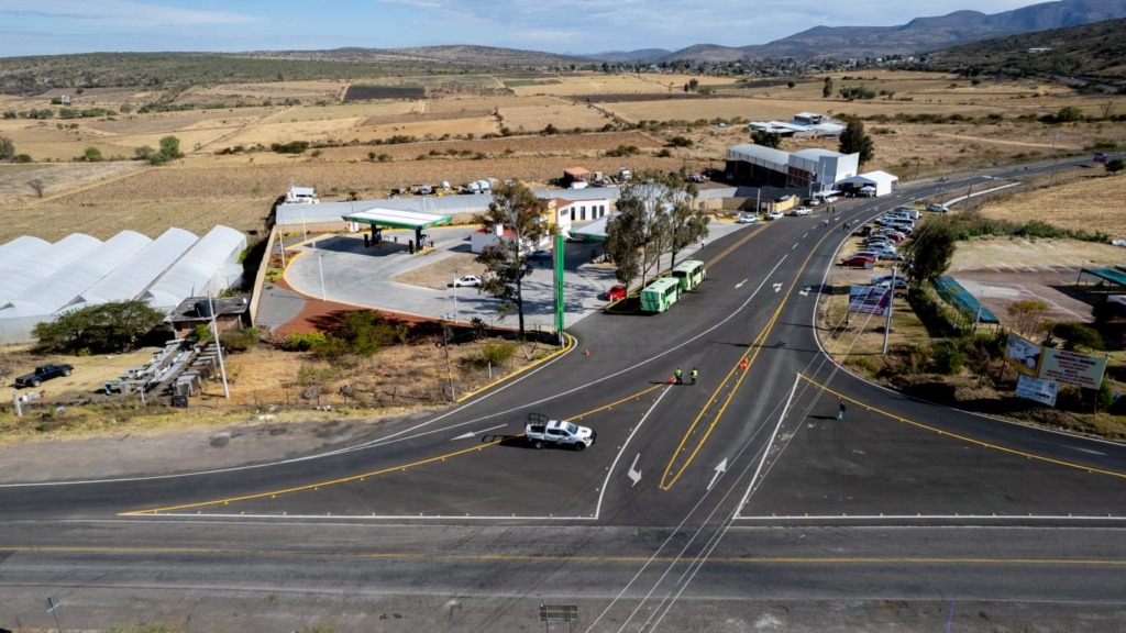 Entrega Bedolla rehabilitación carretera Charo-Zurumbeneo; tramo abandonado por 32 años