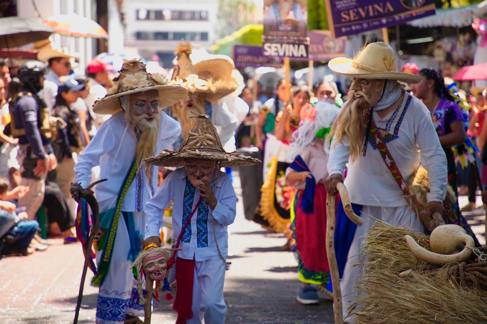 Uruapan se llena de color e identidad con el Tianguis Artesanal de Domingo de Ramos