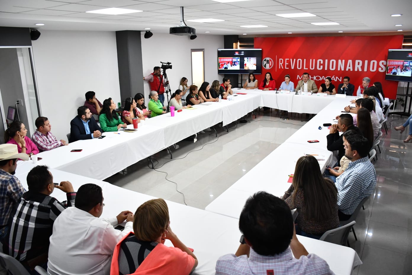 ”El PRI Michoacán honra su palabra empeñada de construir con PAN y PRD”: Memo Valencia