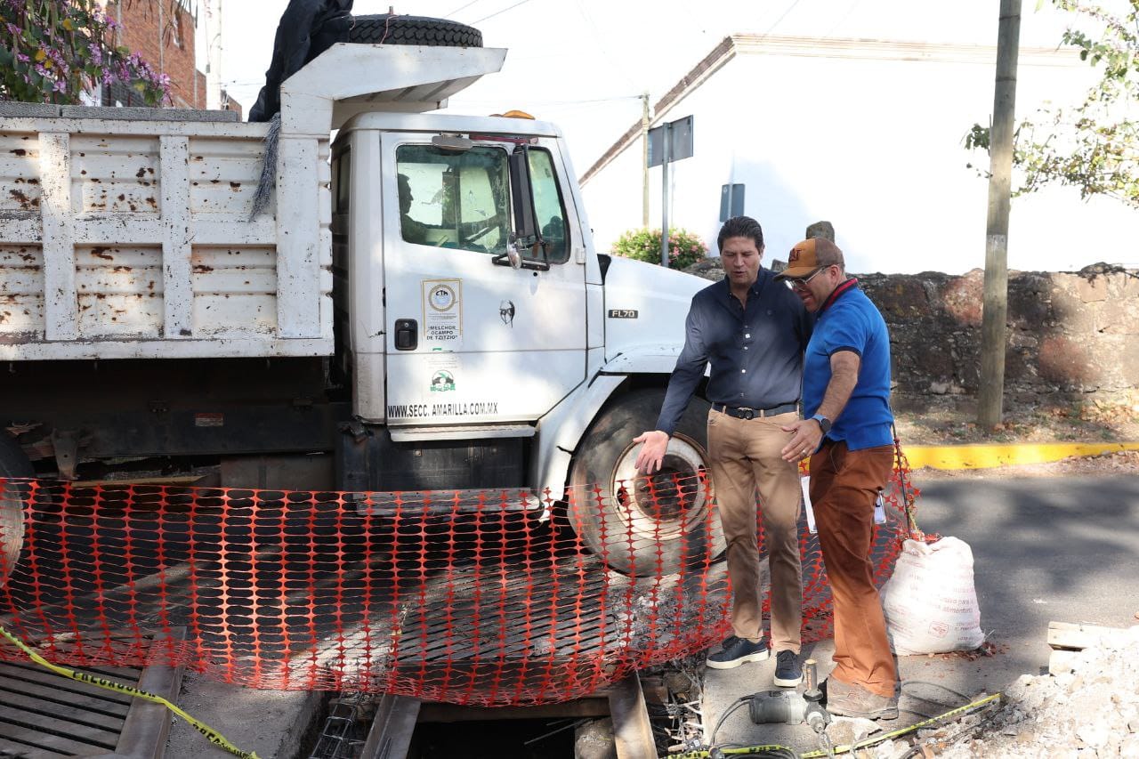 Llama Alfonso Martínez a circular con precaución en Av. Rotarismo por reparación de rejilla