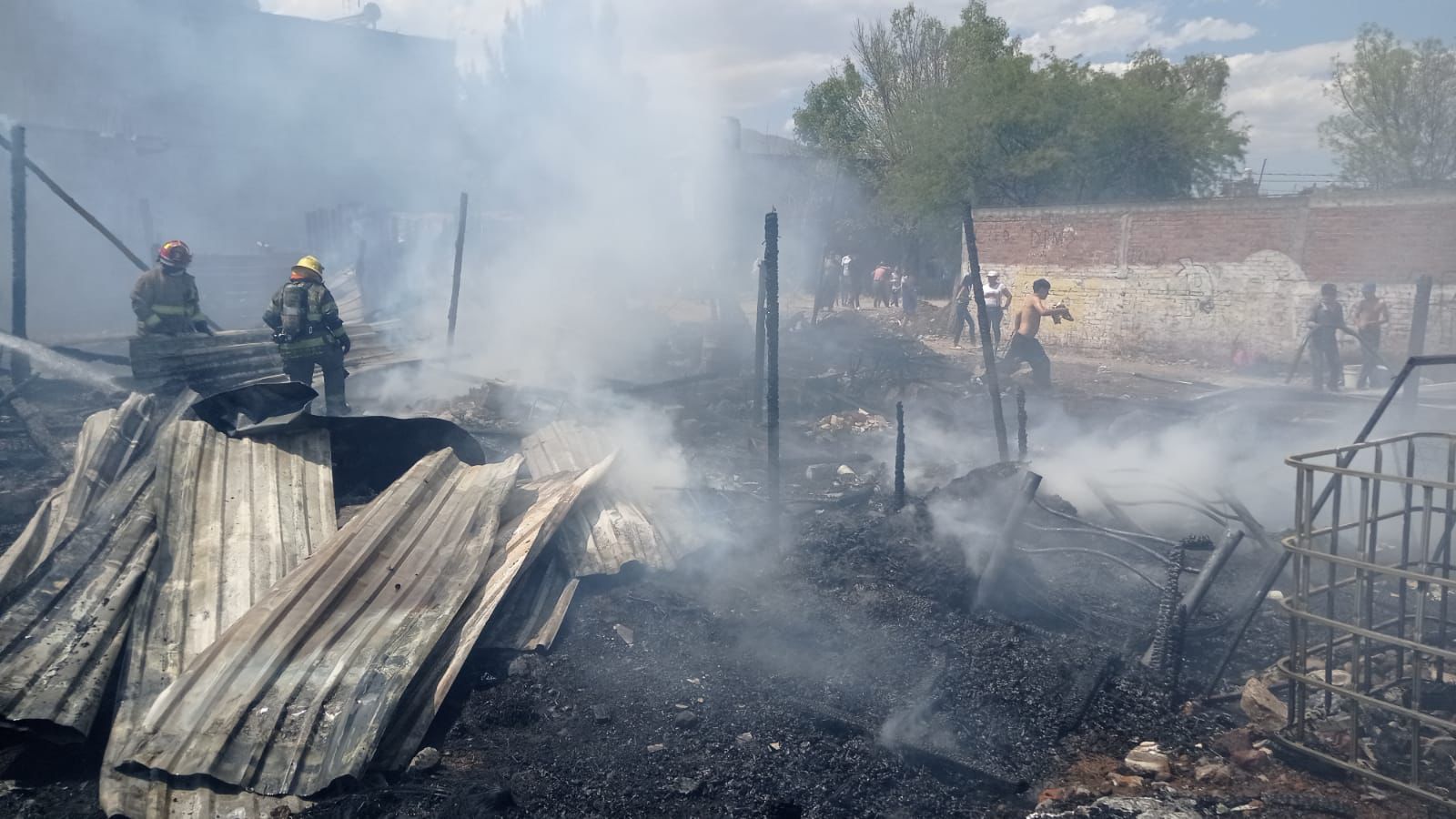 Atienden incendio en la presa de Los Reyes