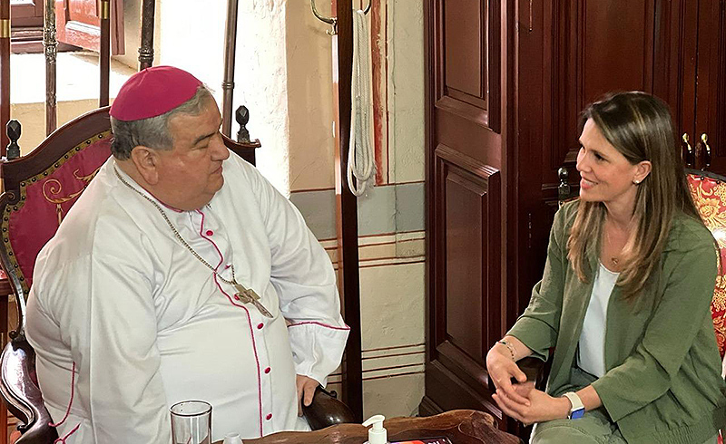 Daniela De Los Santos Torres y el Arzobispo de Morelia, Carlos Garfias Merlos en Diálogo para la Paz en Michoacán