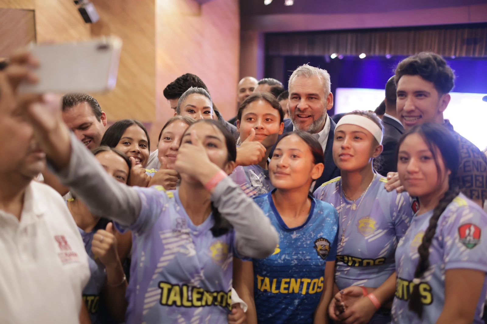 Destaca Bedolla nivel académico del Cobaem