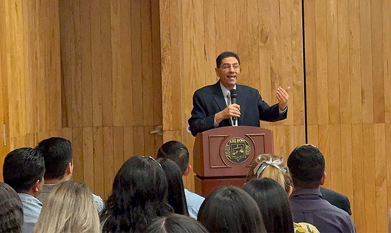 Ofrece conferencia magistral doctor de la Universidad de Nueva York