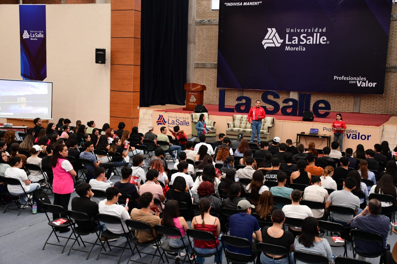 Conversa Bladimir González con estudiantes de la Universidad La Salle