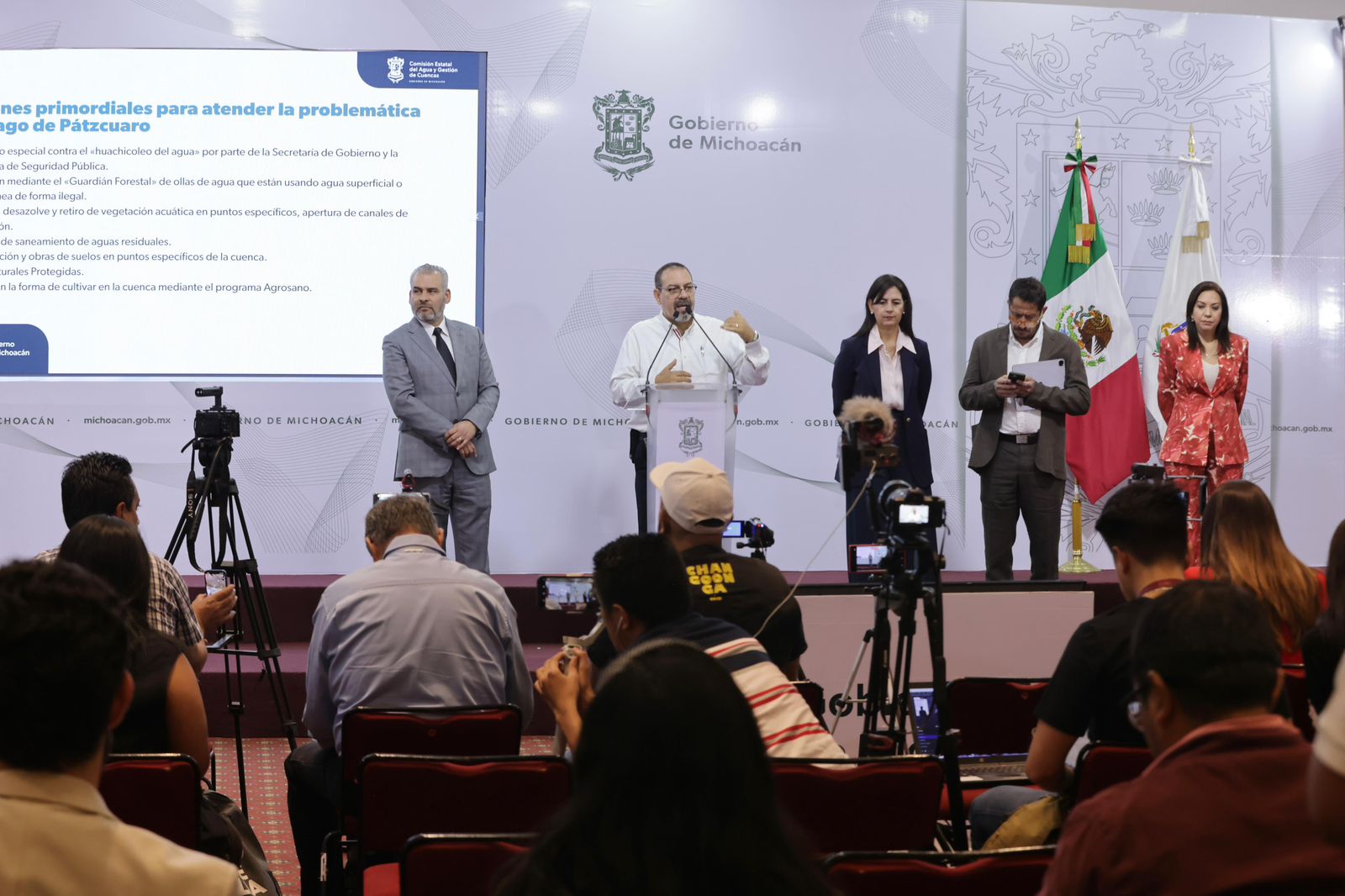 Gobiernos atienden problemática del lago de Pátzcuaro