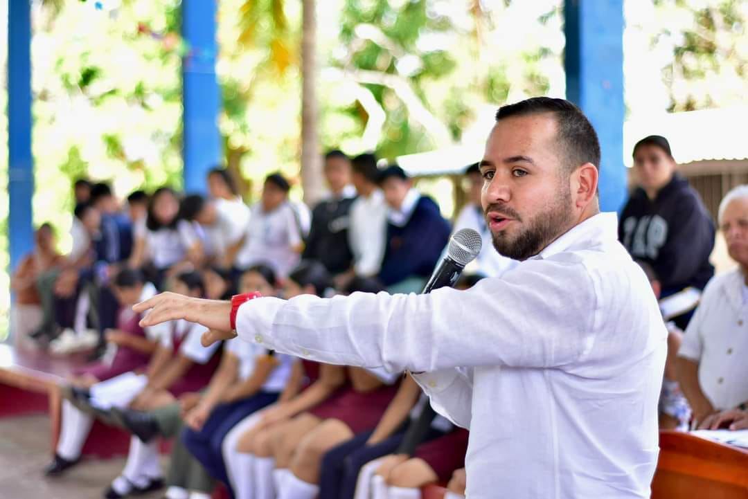 El candidato del PT, Morena y PVEM a diputado local por el Distrito 22, planteó darle continuidad al fortalecimiento de la educación en Michoacán