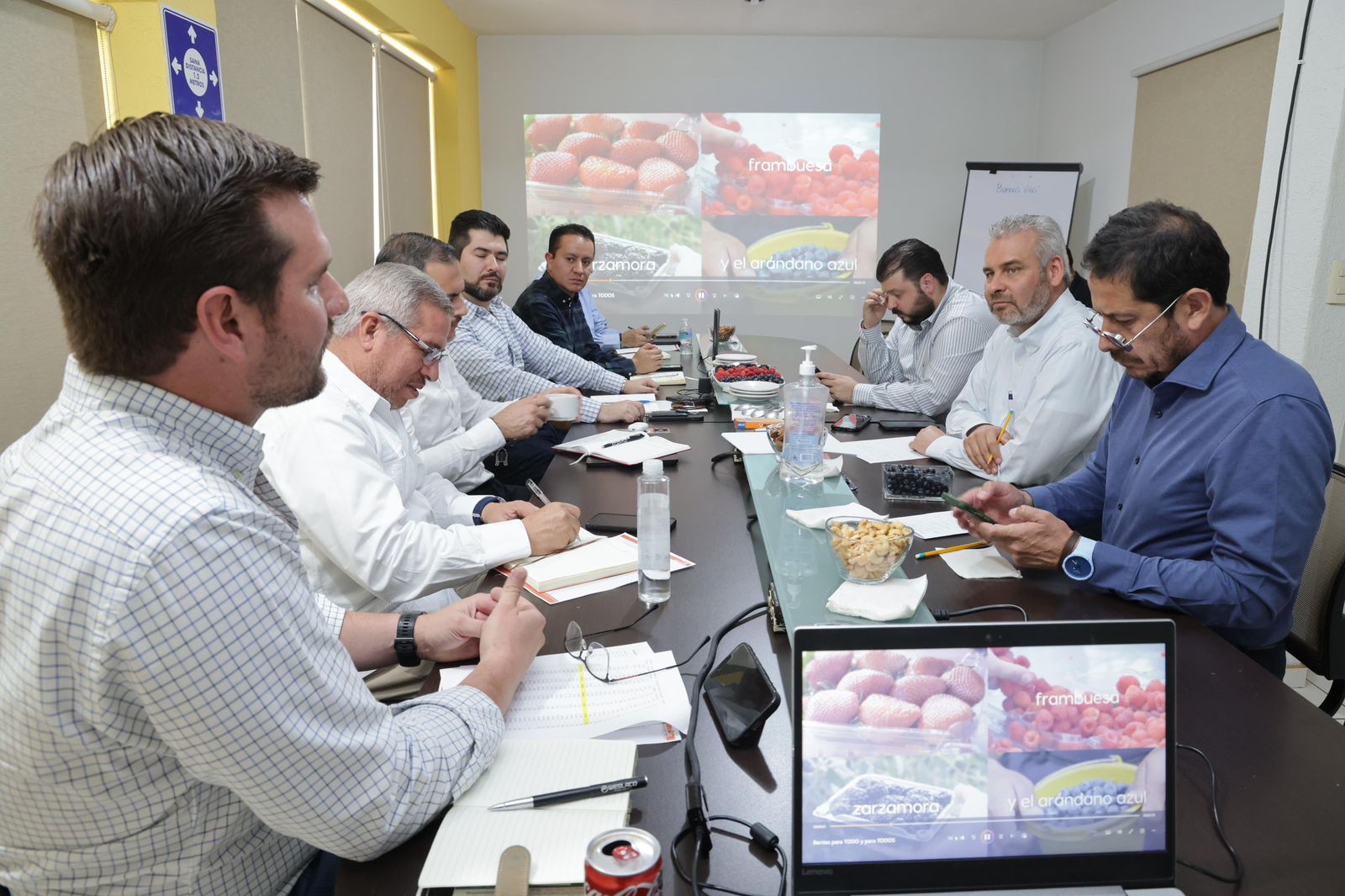 Bedolla y exportadores de berries, aliados por la formalización laboral de jornaleros