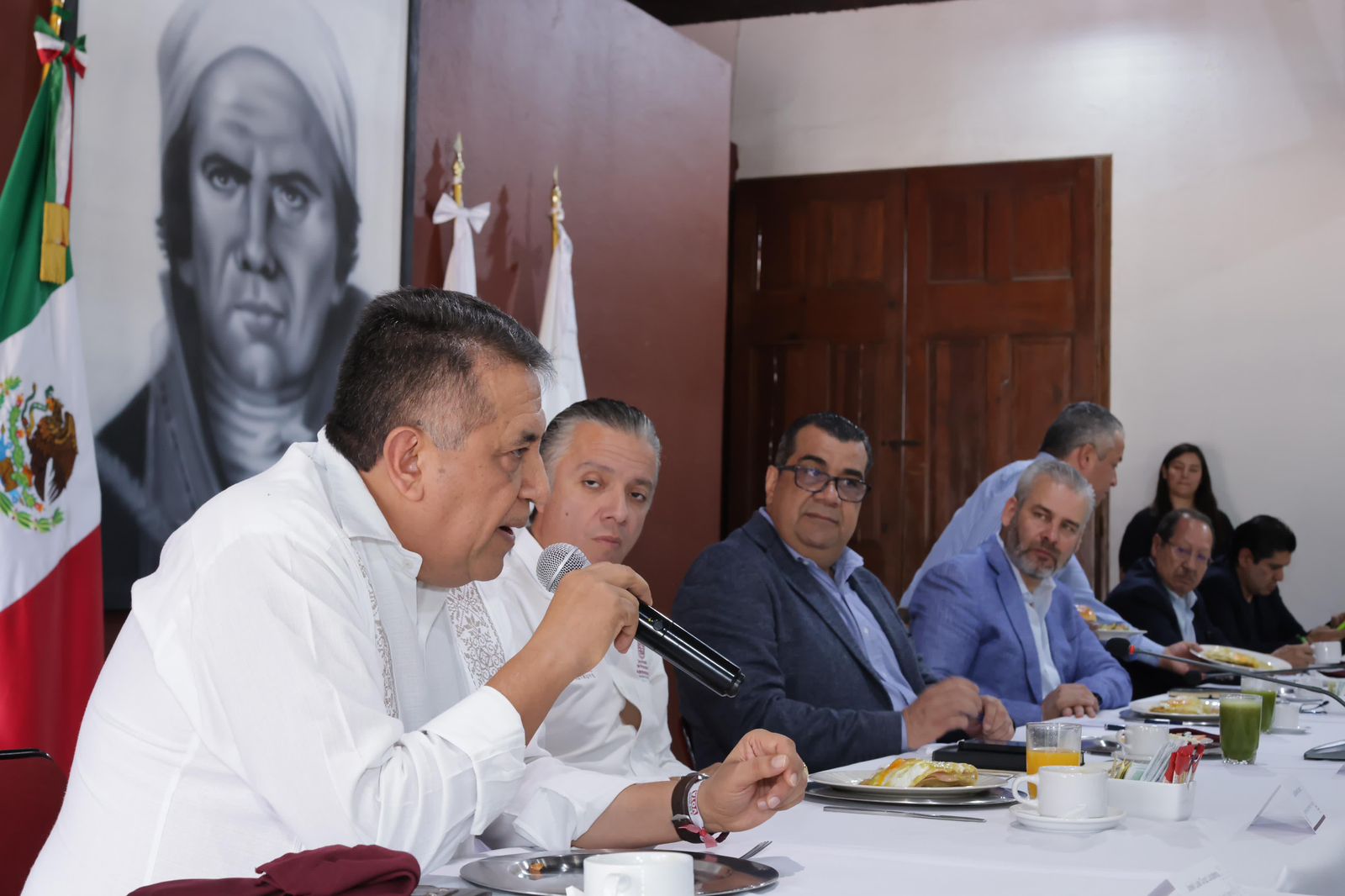 Bedolla y diputados federales electos acuerdan gestionar rehabilitación carretera