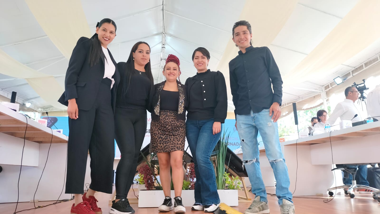 Se rifan y lucen profesionalmente 8 traductores de la Lengua de Señas Mexicana difundiendo desde el IEM las elecciones