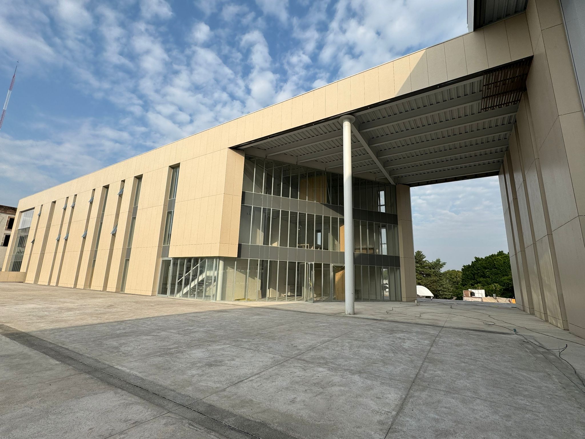 Ante ausencia del alcalde, trabajadores se relajan y atrasan término de obra de Ciudad Administrativa