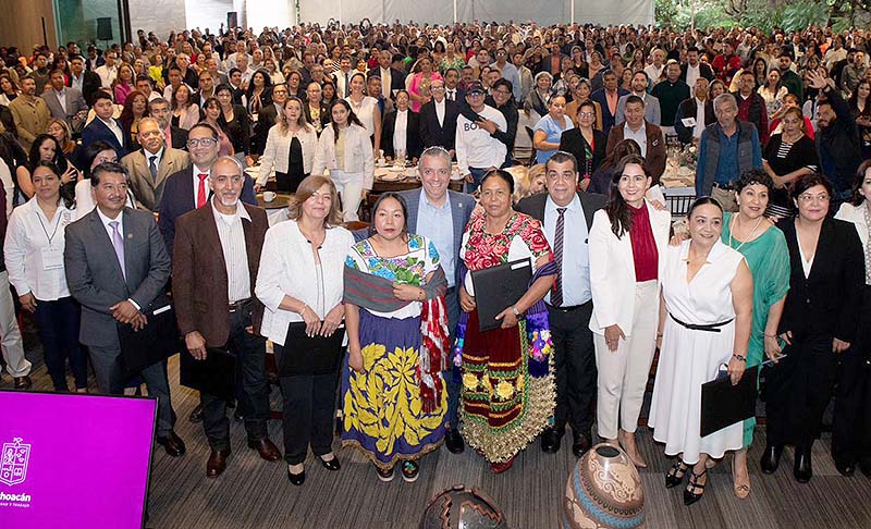 GOBIERNO DIGITAL. Llega ya el salario directamente a las manos de los maestros; se impulsará un Centro de Inteligencia Educativa