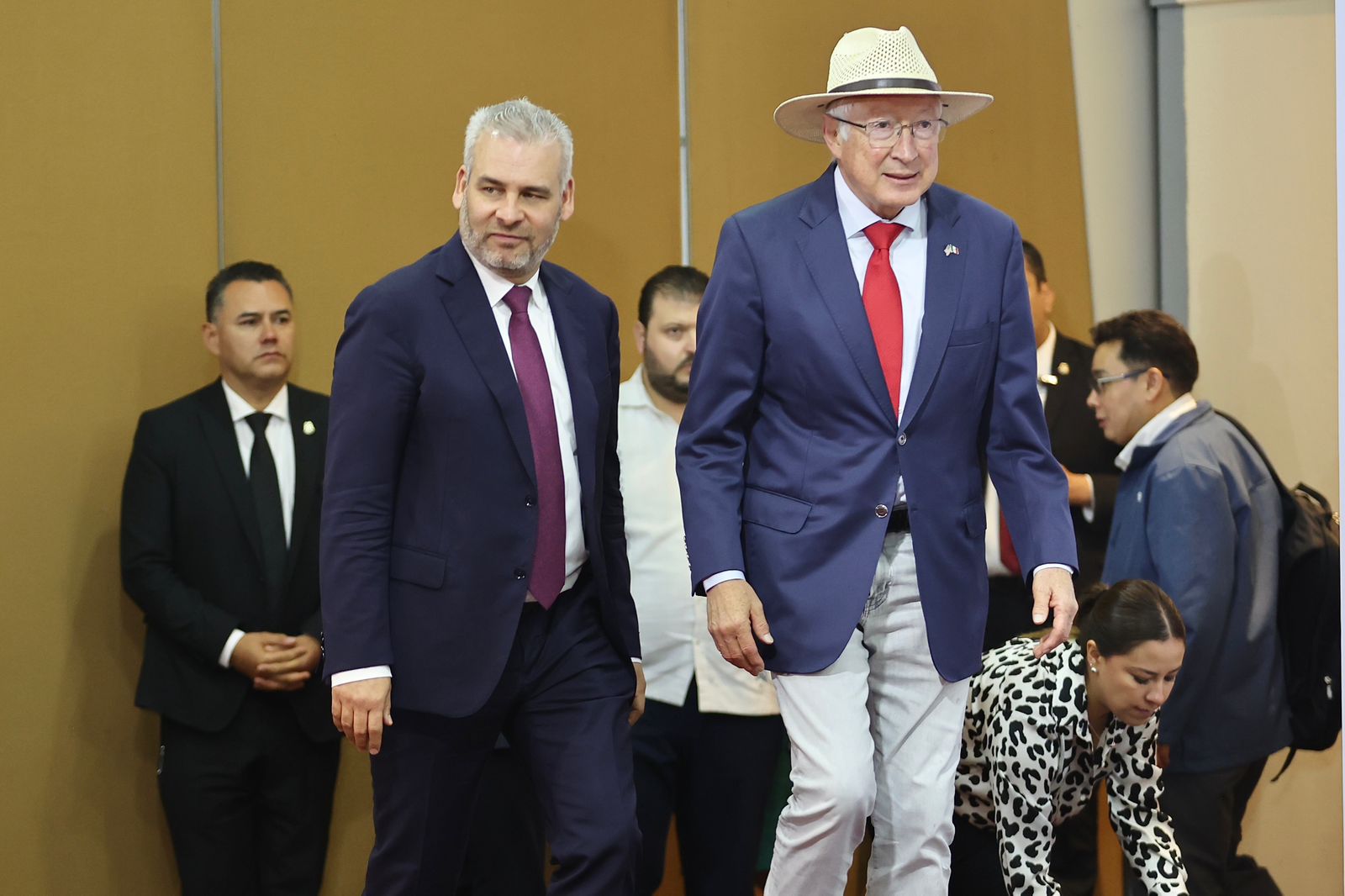 El 70 por ciento de tráfico de armas en México, cruza por EU: Ken Salazar