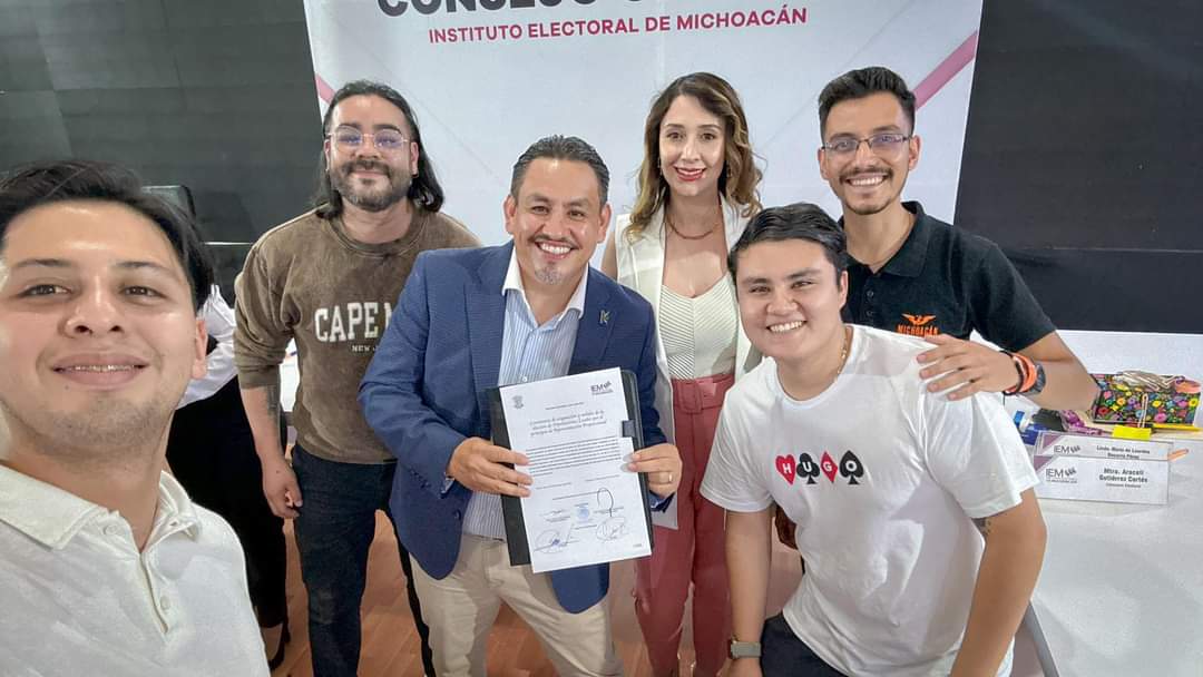 Recibe Víctor Manríquez constancia como diputado local electo